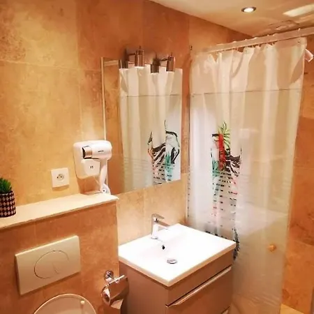 Casa Marina Hostel *